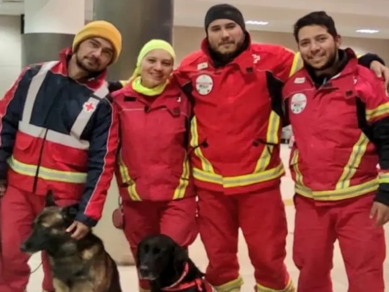 ¡Sanos y salvos! Regresan rescatistas poblanos que viajaron a Turquía.