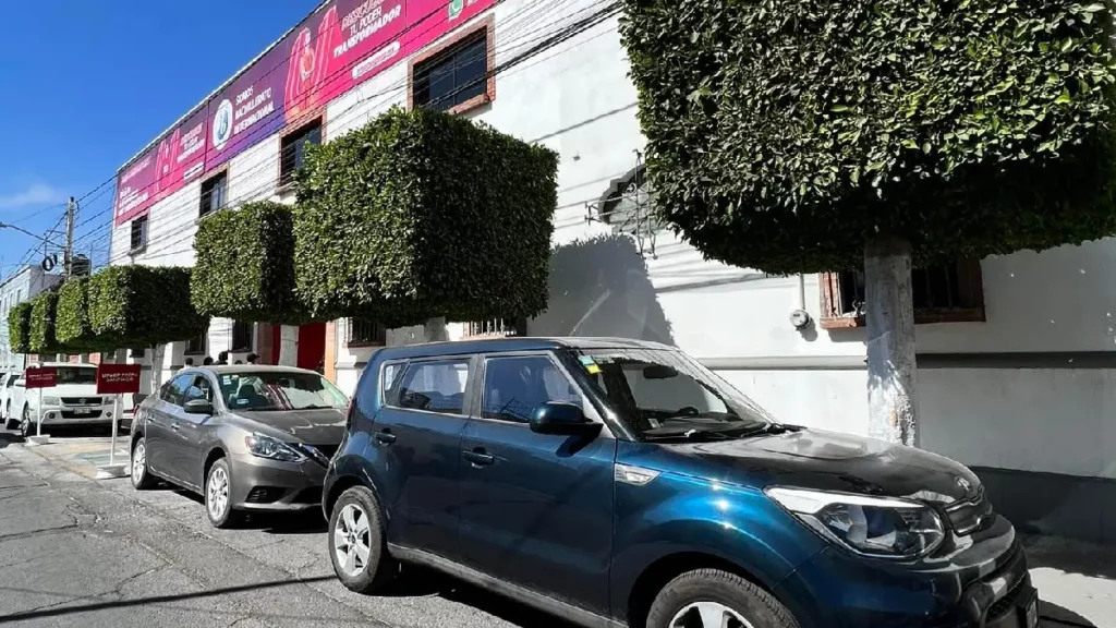 Le rayan su carro afuera de la Prepa UPAEP