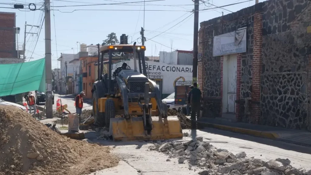 Gobierno de Atlixco inicia la rehabilitación de vialidades importantes.