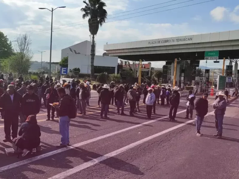 Vecinos de Coyomeapan cierran caseta de Tehuacán en autopista a Oaxaca.