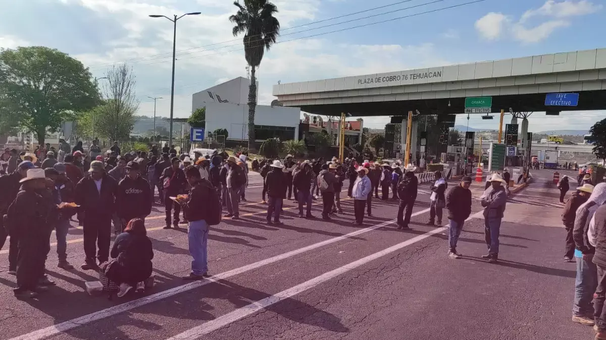 Vecinos de Coyomeapan cierran caseta de Tehuacán en autopista a Oaxaca.
