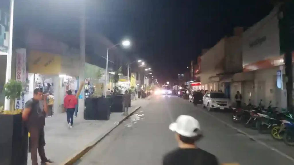 Autoridades de San Martín Texmelucan realizan operativo para ordenamiento comercial en primer cuadro y aplicar el reglamento