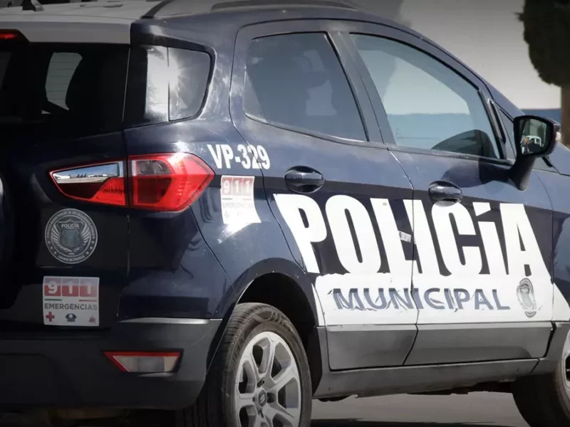 Detienen a adolescente, manejando en sentido contrario, una camioneta con estrobos policiales en Puebla