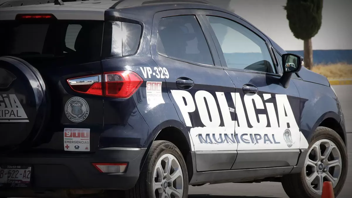 Detienen a adolescente, manejando en sentido contrario, una camioneta con estrobos policiales en Puebla