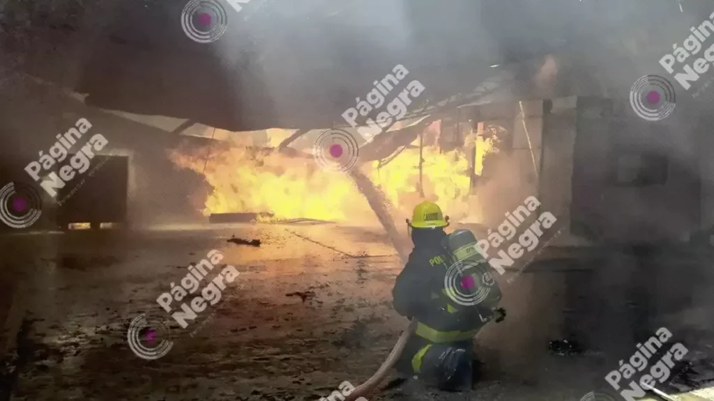 Incendio en un centro de reciclaje causó alarma entre vecinos, en Totimehuacán