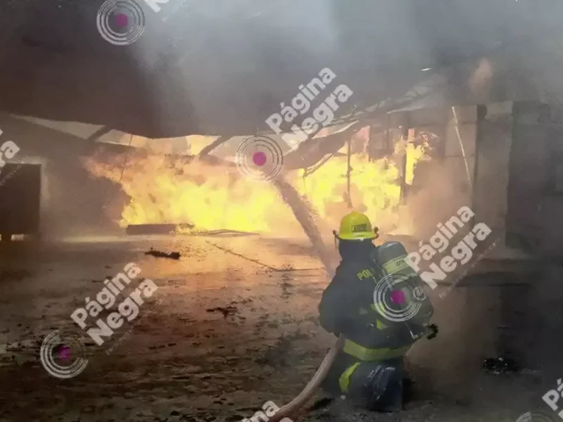 Incendio en un centro de reciclaje causó alarma entre vecinos, en Totimehuacán