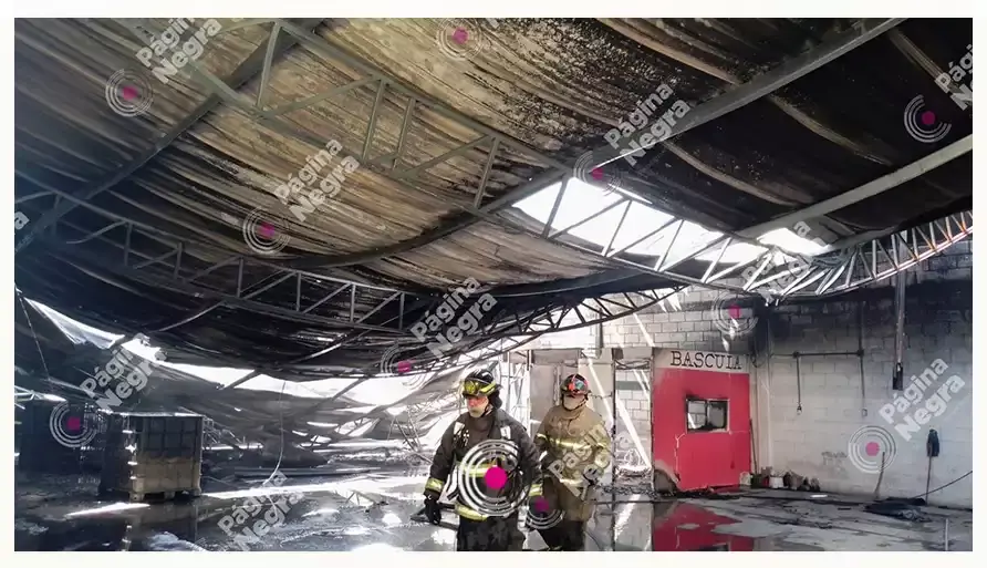 Incendio en un centro de reciclaje causó alarma entre vecinos, en Totimehuacán