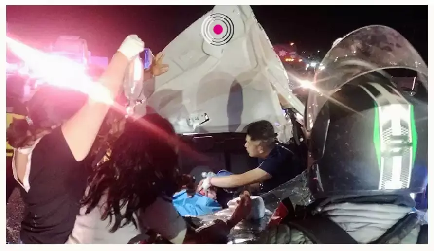 Chocó con un tráiler y murió prensada en la autopista México-Puebla.