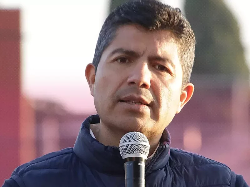 Eduardo Rivera pide a constructores cumplir con requisitos de obra privada 