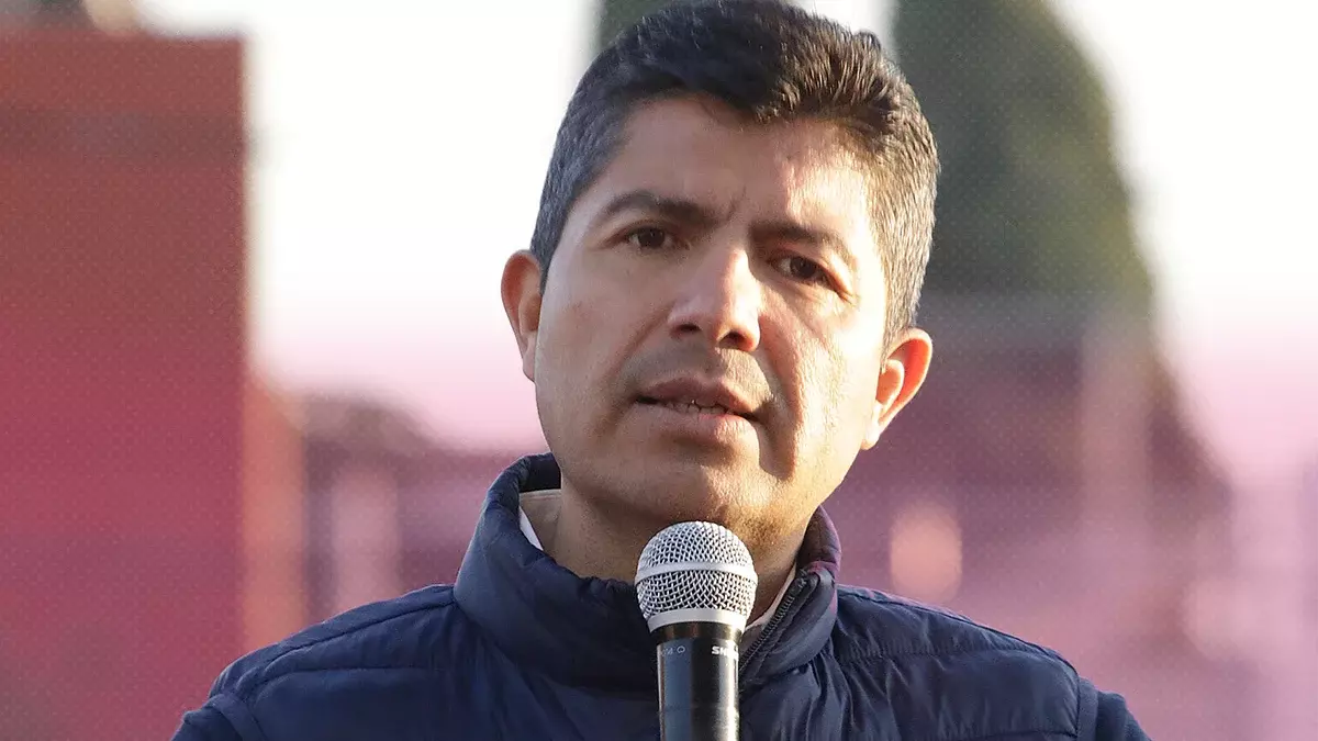 Eduardo Rivera pide a constructores cumplir con requisitos de obra privada