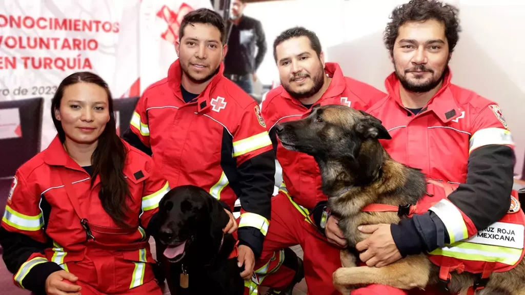 Cruz Roja Puebla reconoce la labor de los perros rescatistas “July” y “Rex”