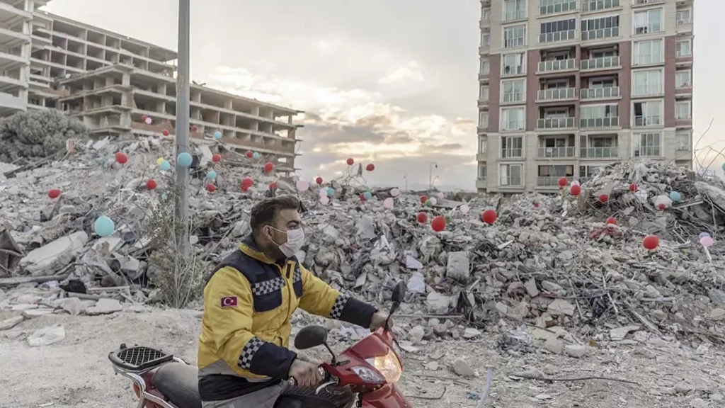 Con globos despiden a niños que quedaron bajo escombros en Turquía.