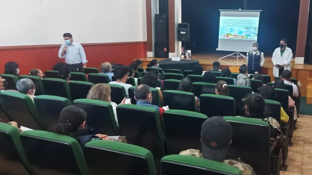 Atlixco brinda capacitación a comerciantes para evitar riesgos sanitarios en temporada de calor.