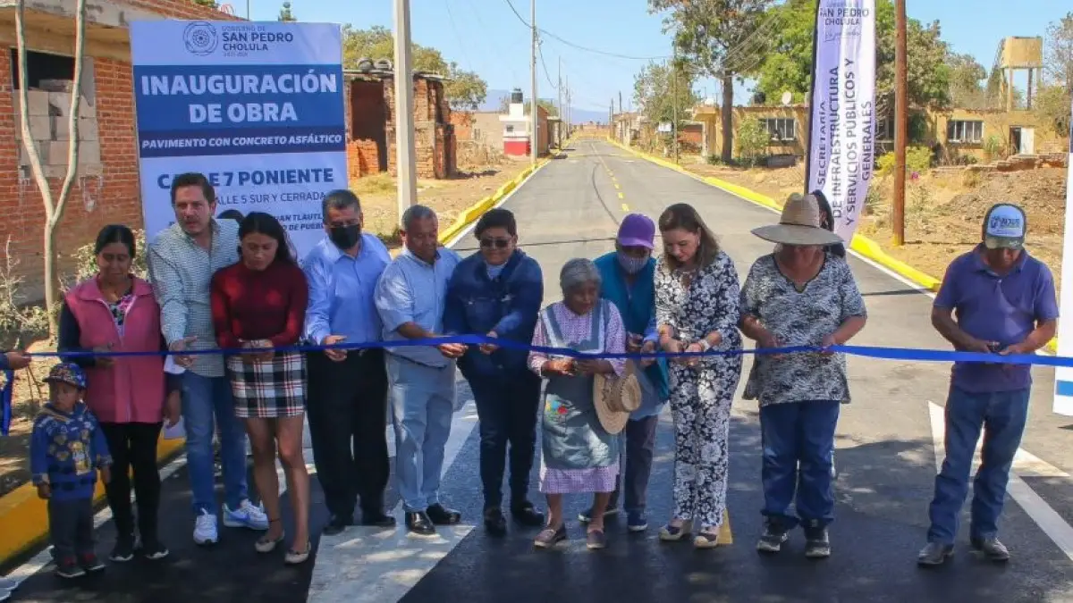Entrega Paola Angon pavimentación en Tlautla, tras 35 años de espera.