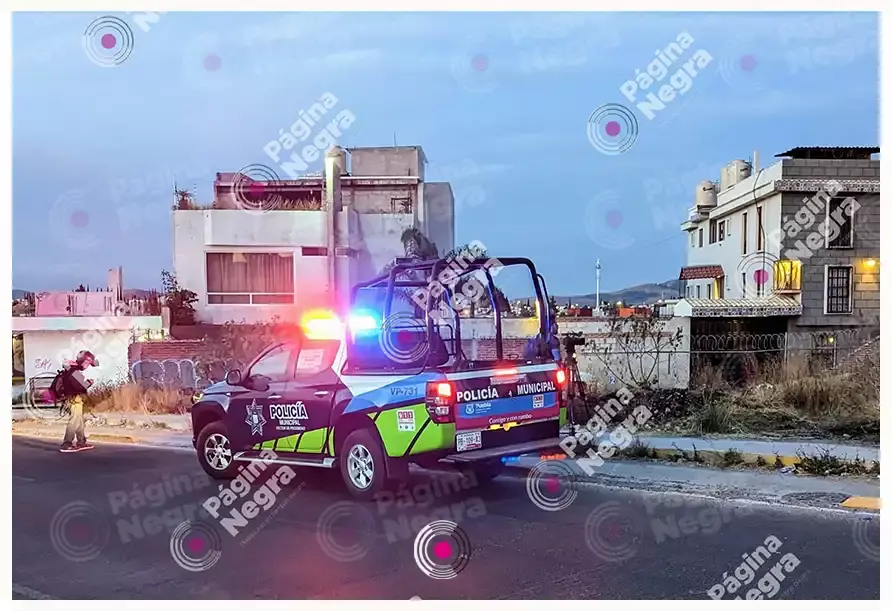 En terreno baldío, hallan cadáver encobijado al sur de Puebla capital.