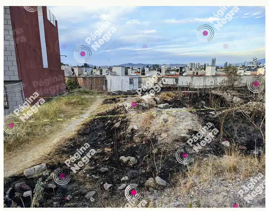 En terreno baldío, hallan cadáver encobijado al sur de Puebla capital.