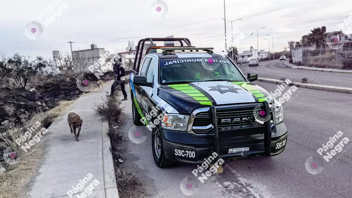 En terreno baldío, hallan cadáver encobijado al sur de Puebla capital.