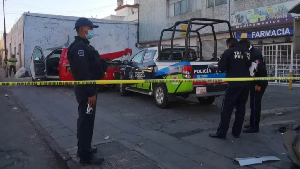 Un auto y una patrulla chocan y atropellan a una estudiante en Analco.