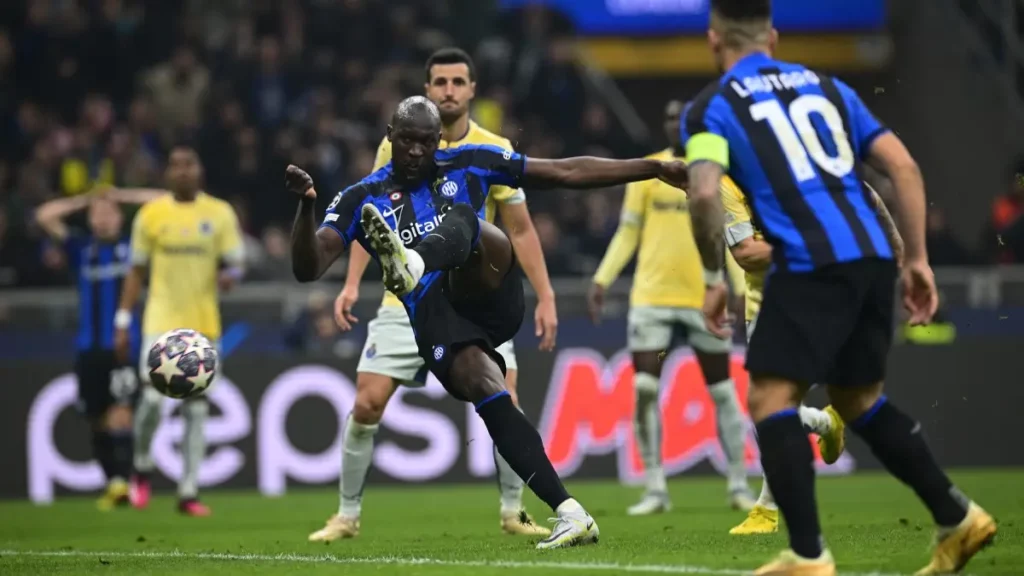 Inter de Milán saca ventaja en la ida de los octavos de la Champions League.