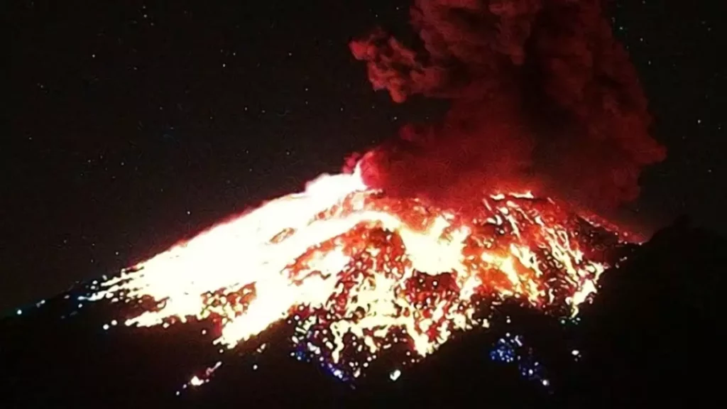 El Popocatépetl nos sorprende con explosión, el Día de la Bandera