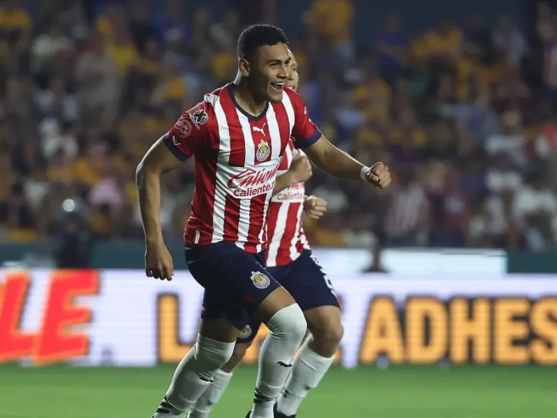Chivas gana 2-1 a Tigres de visita; lleva tres triunfos seguidos en Liga MX.