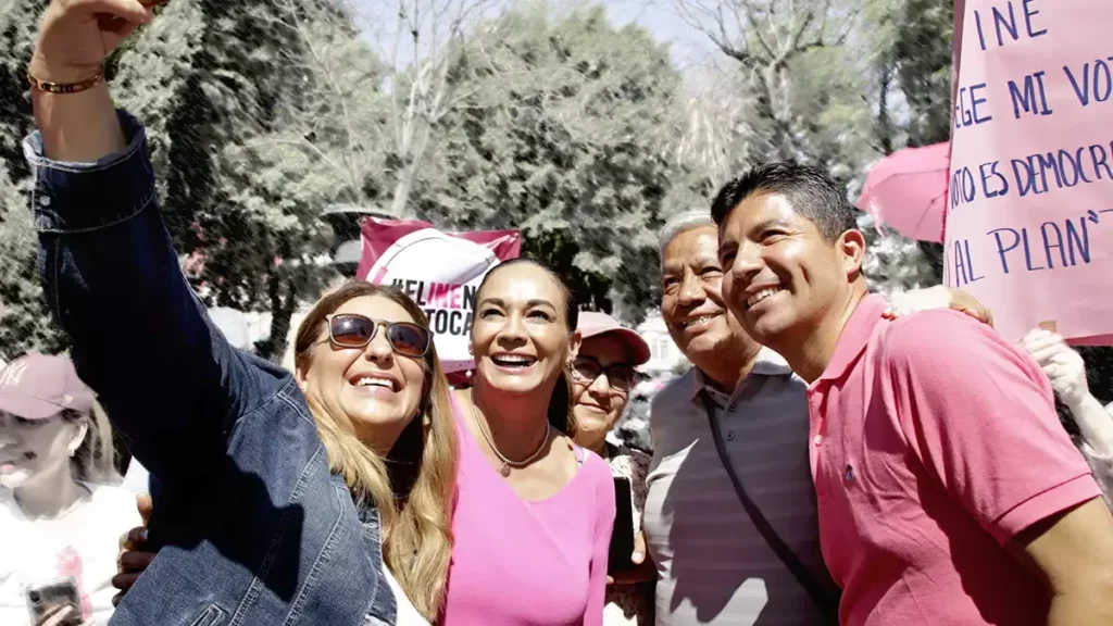 Funcionarios y diputados asisten a protesta contra el Plan B en Puebla