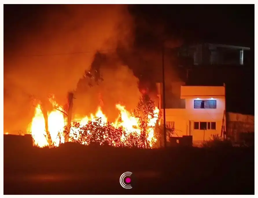 Incendio consume casa en San Jerónimo Caleras; no hubo lesionados.