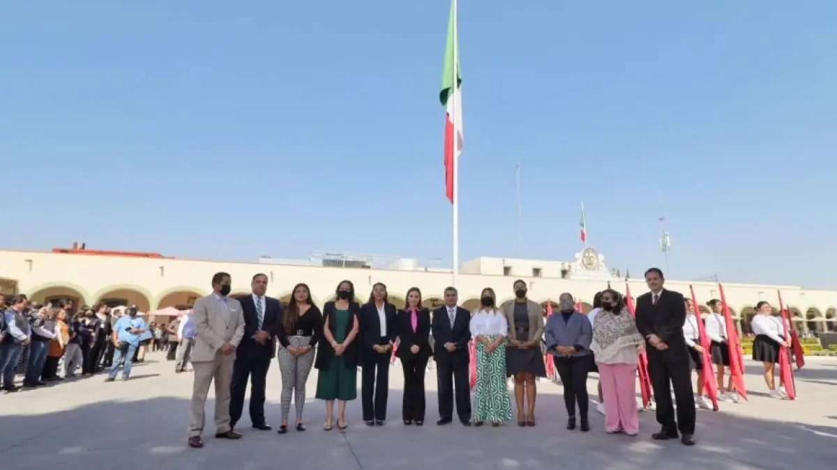 Llama Paola Angon a actuar con responsabilidad, para honrar diariamente a la bandera y la nación.
