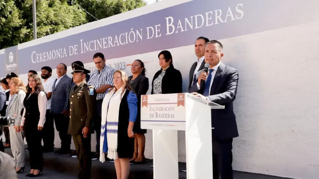 Encabeza Mundo Tlatehui Ceremonia de Incineración de Banderas