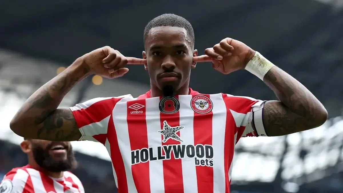 Ivan Toney, delantero del Brentford, sería suspendido por apuestas en la Premier.