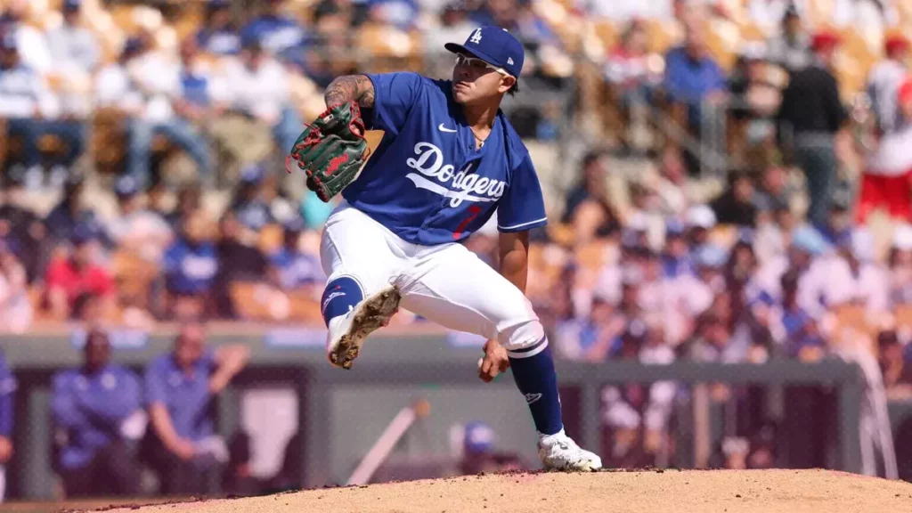 Julio Urías saltó a la lomita en el juego de pretemporada de los Dodgers