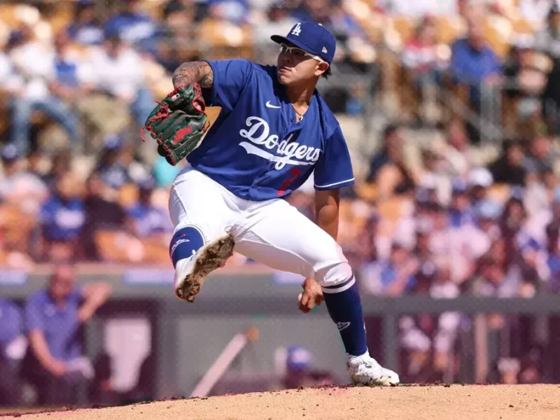 Julio Urías saltó a la lomita en el juego de pretemporada de los Dodgers