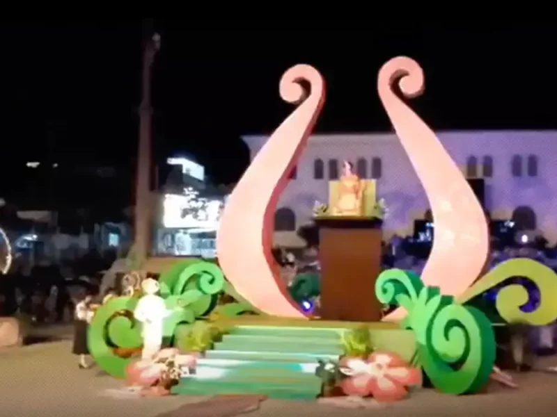 Danzante muere tras caer durante coronación de “Reina de las Flores” en Huauchinango