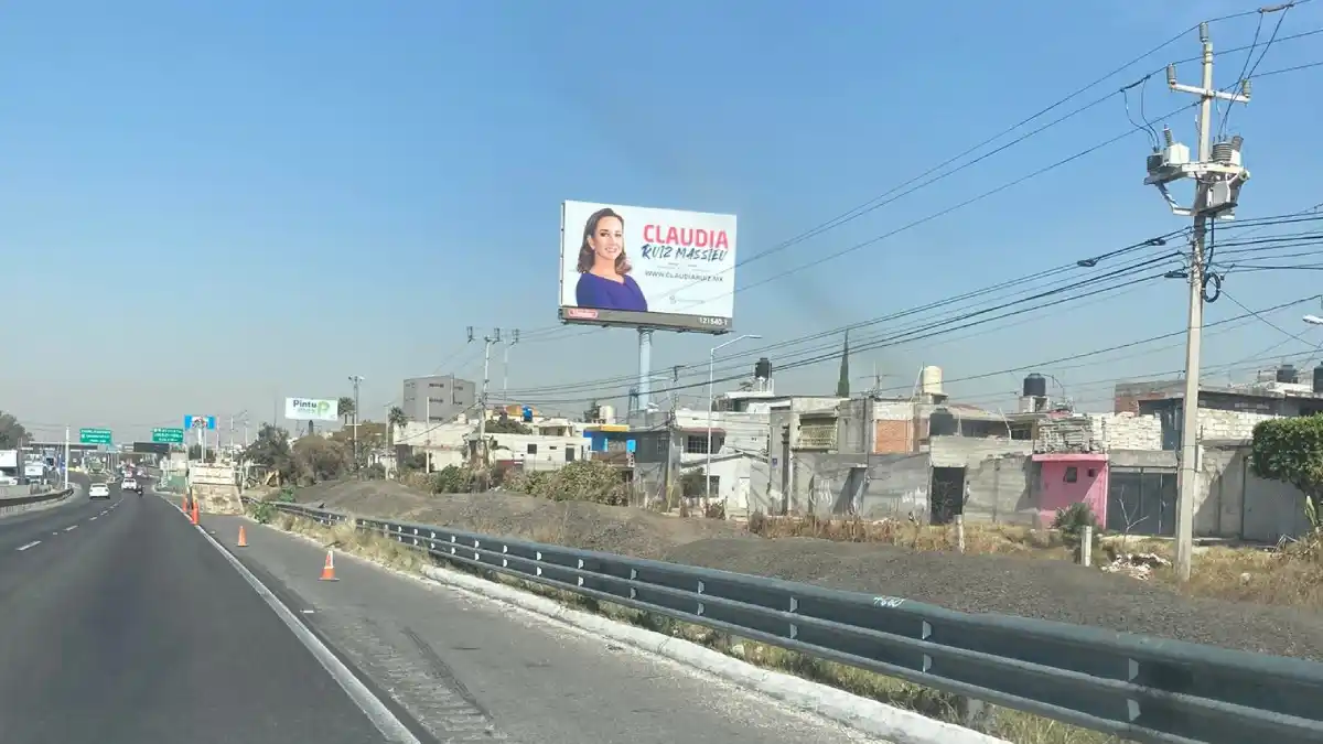 Hasta Claudia Ruíz Massieu se promociona en Puebla con espectaculares