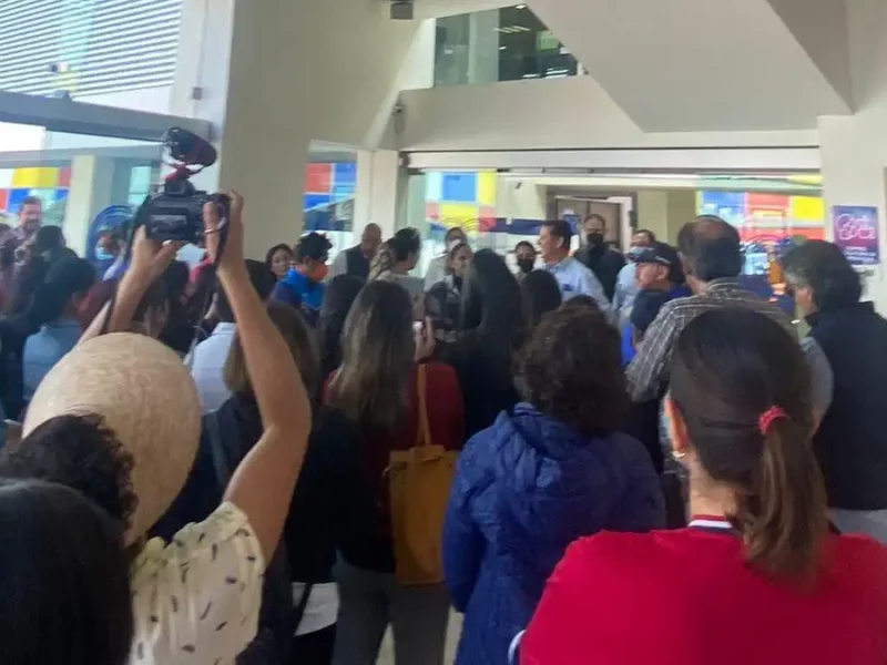 Padres de familia del Instituto Oriente se manifiestan por el aumento en colegiaturas