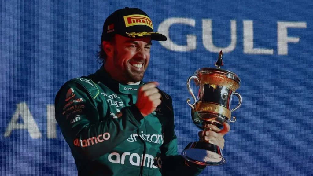 Fernando Alonso se lleva los reflectores tras dejar atrás a Sainz y Hamilton en Bahrein.