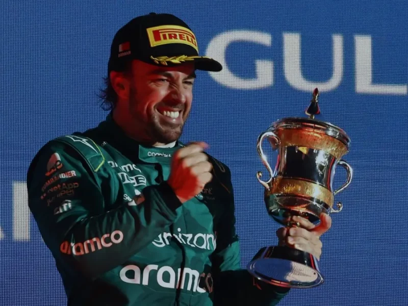 Fernando Alonso se lleva los reflectores tras dejar atrás a Sainz y Hamilton en Bahrein.