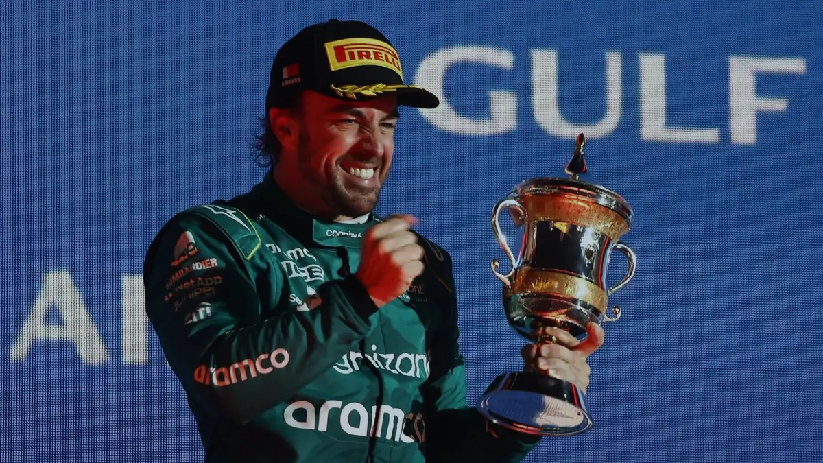 Fernando Alonso se lleva los reflectores tras dejar atrás a Sainz y Hamilton en Bahrein.