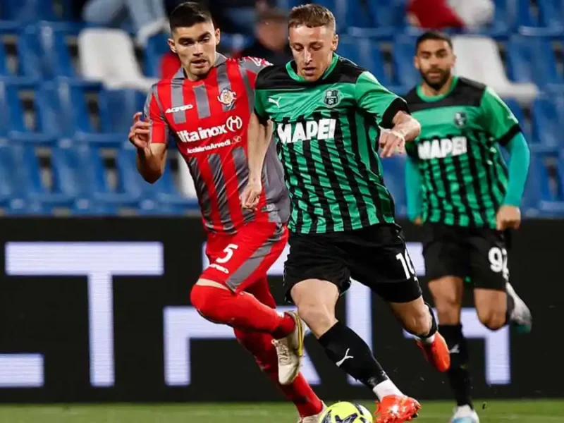 Sassuolo vence de local al Cremonese; Johan Vásquez jugó los noventa minutos