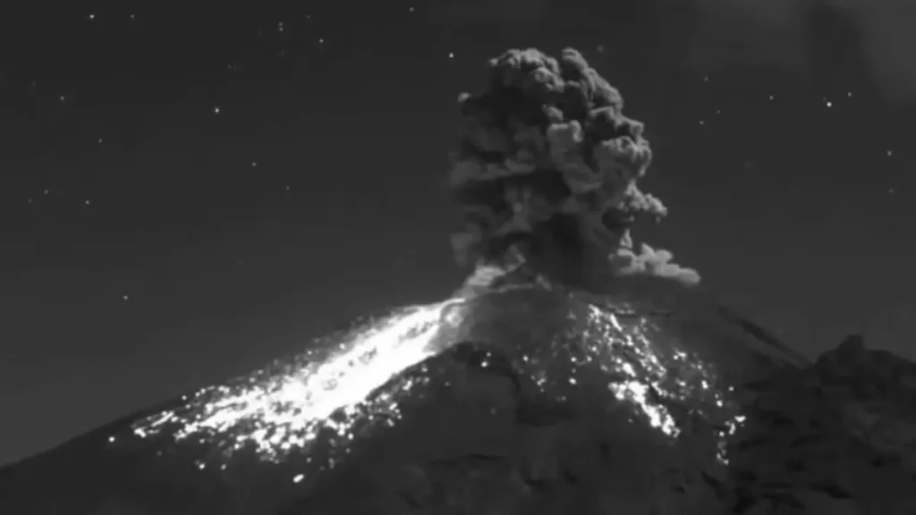 Así fue la explosión del Popocatépetl la madrugada de este martes.