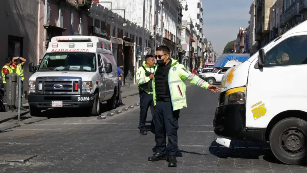 Anciana cruza sin precaución en el Centro Histórico de Puebla, ruta la atropella