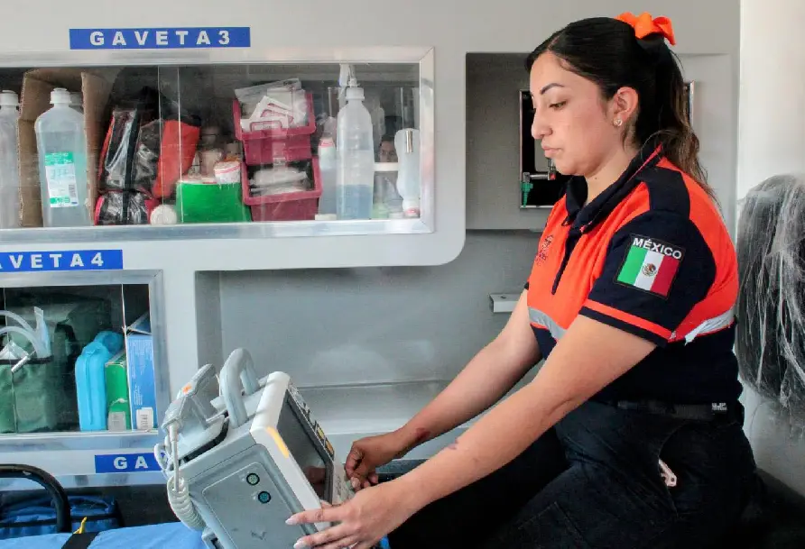 Sarah tiene 10 años brindando ayuda como paramédica en Puebla