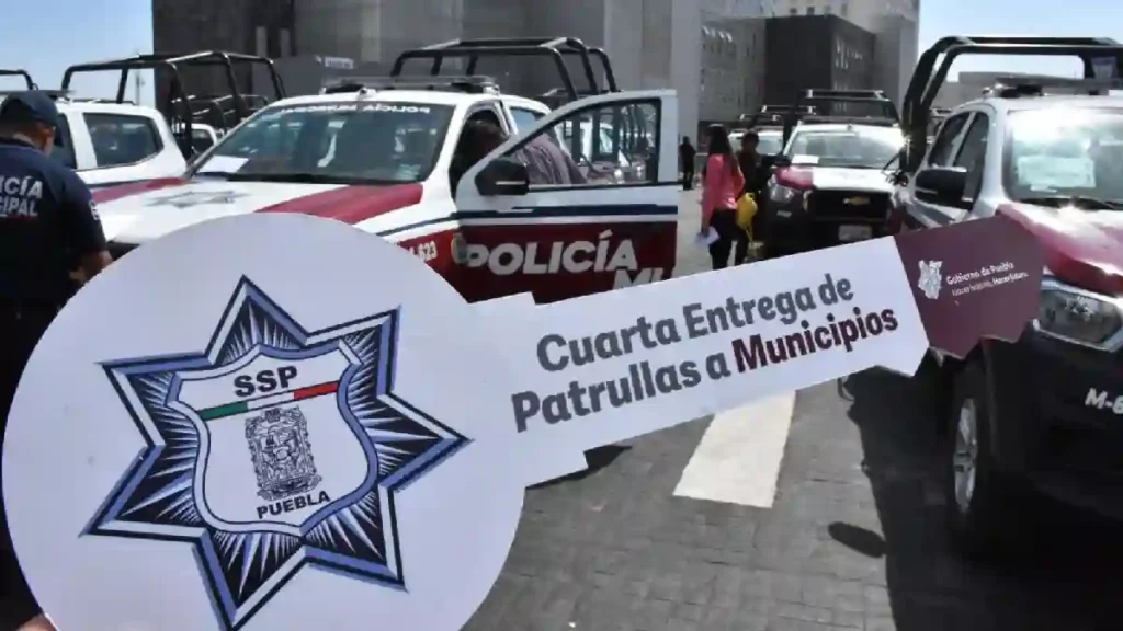 Norma Layón recibe dos patrullas del Gobierno del estado