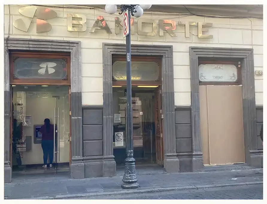 Por el 8M, se atrincheran los bancos de avenida Reforma en Puebla 