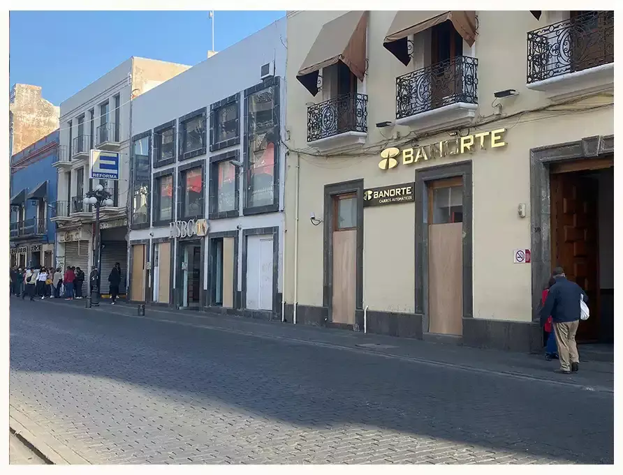 Por el 8M, se atrincheran los bancos de avenida Reforma en Puebla 