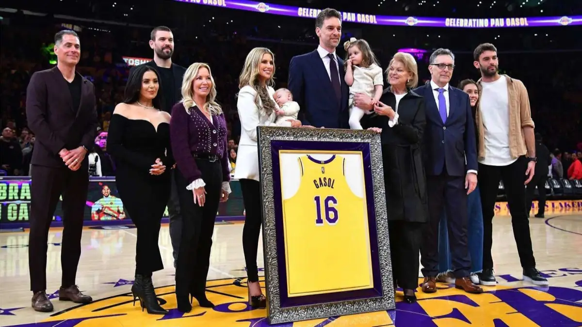 Los Lakers de Los Ángeles retiran el dorsal 16 del español, Pau Gasol.