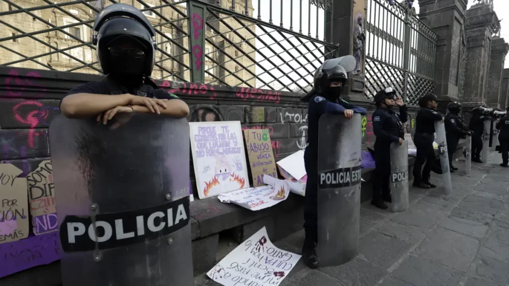Grupos ProVida amedrentan a feministas en Puebla; policías intervienen