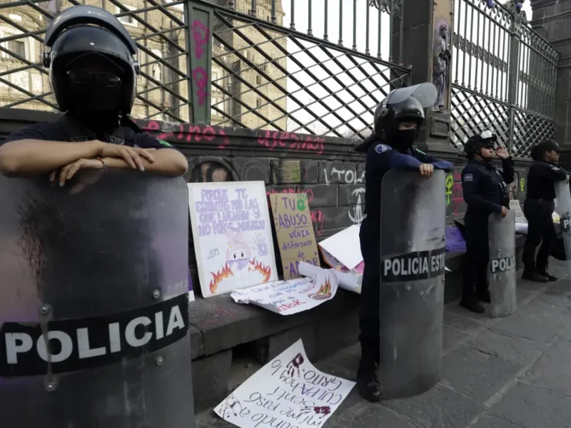 Grupos ProVida amedrentan a feministas en Puebla; policías intervienen