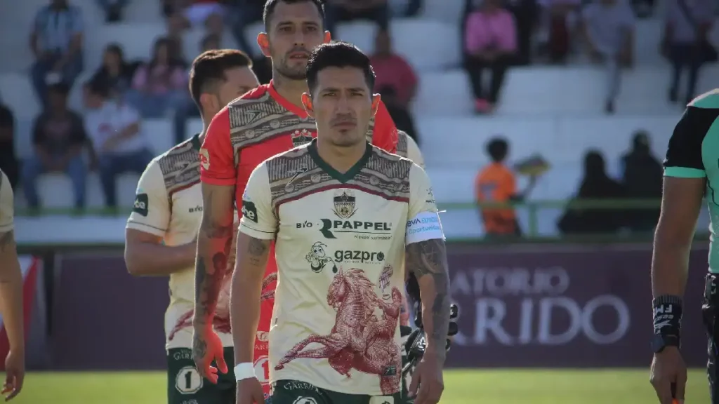 Alacranes de Durango desata polémica por Jersey en homenaje a “Pancho” Villa 