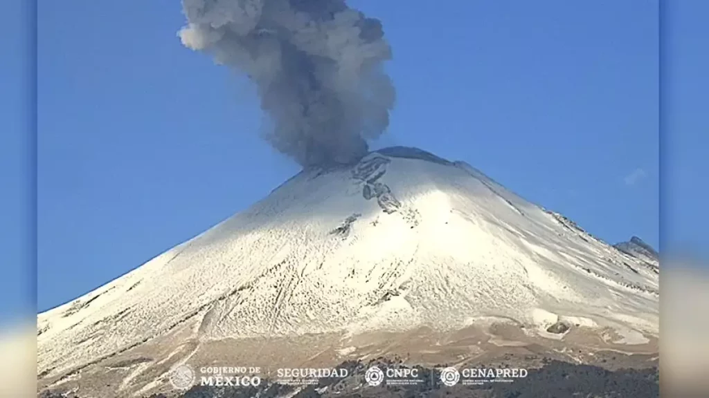 El Popocatépetl amanece este lunes con gran fumarola, tras la lluvia de anoche.
